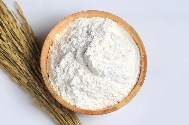 Bột gạo chứa nhiều vitamin B, khoáng chất và chất chống oxy hóa giúp làm sạch da chết hiệu quả